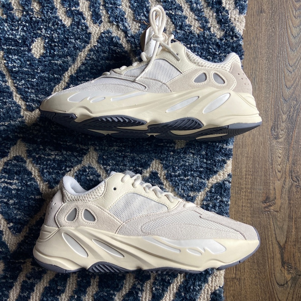 Yeezy 700 Analog BRAND NEW NEVER WORN.